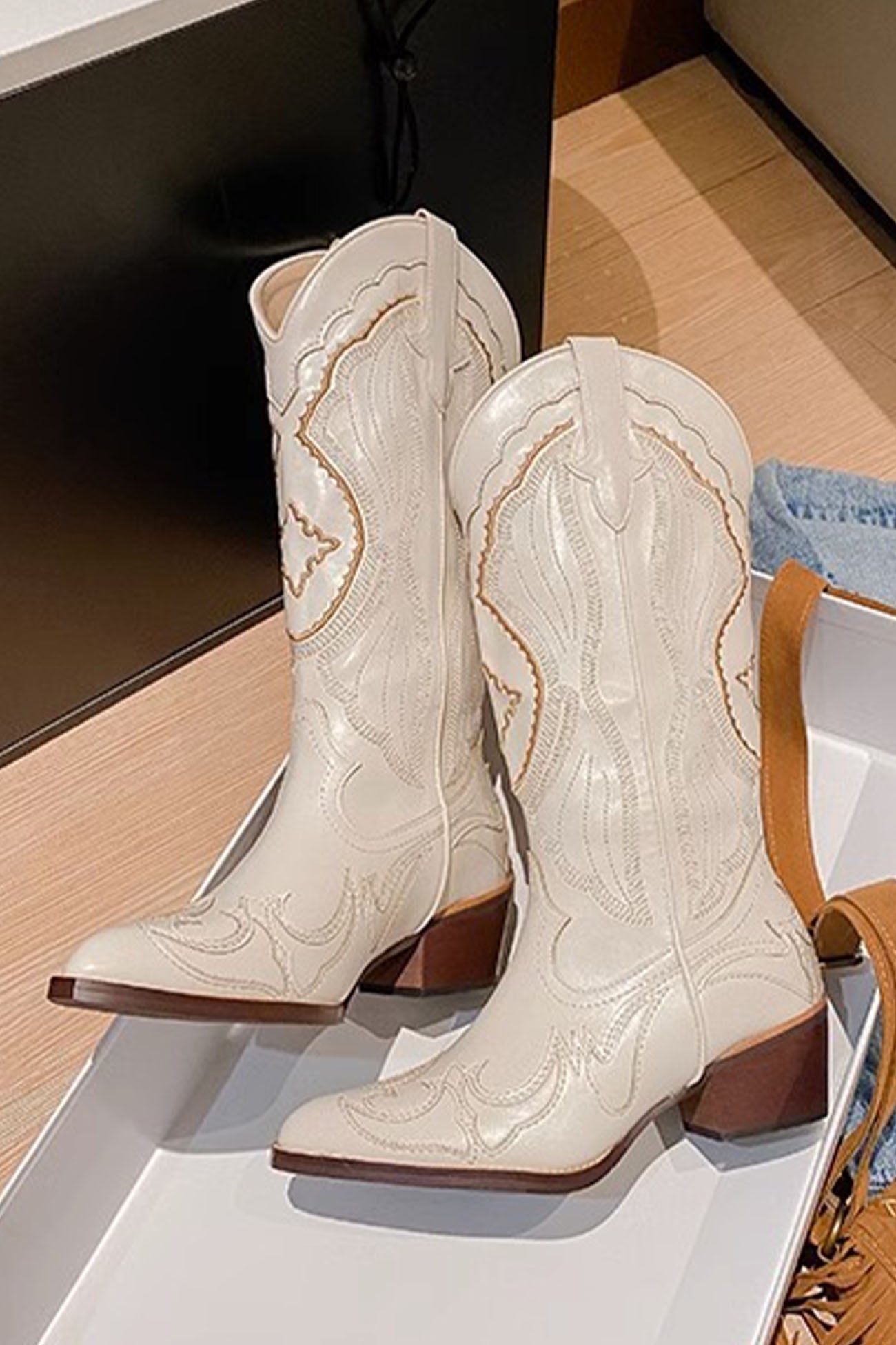 White Embroidery Pointed Western Cowboy Boots